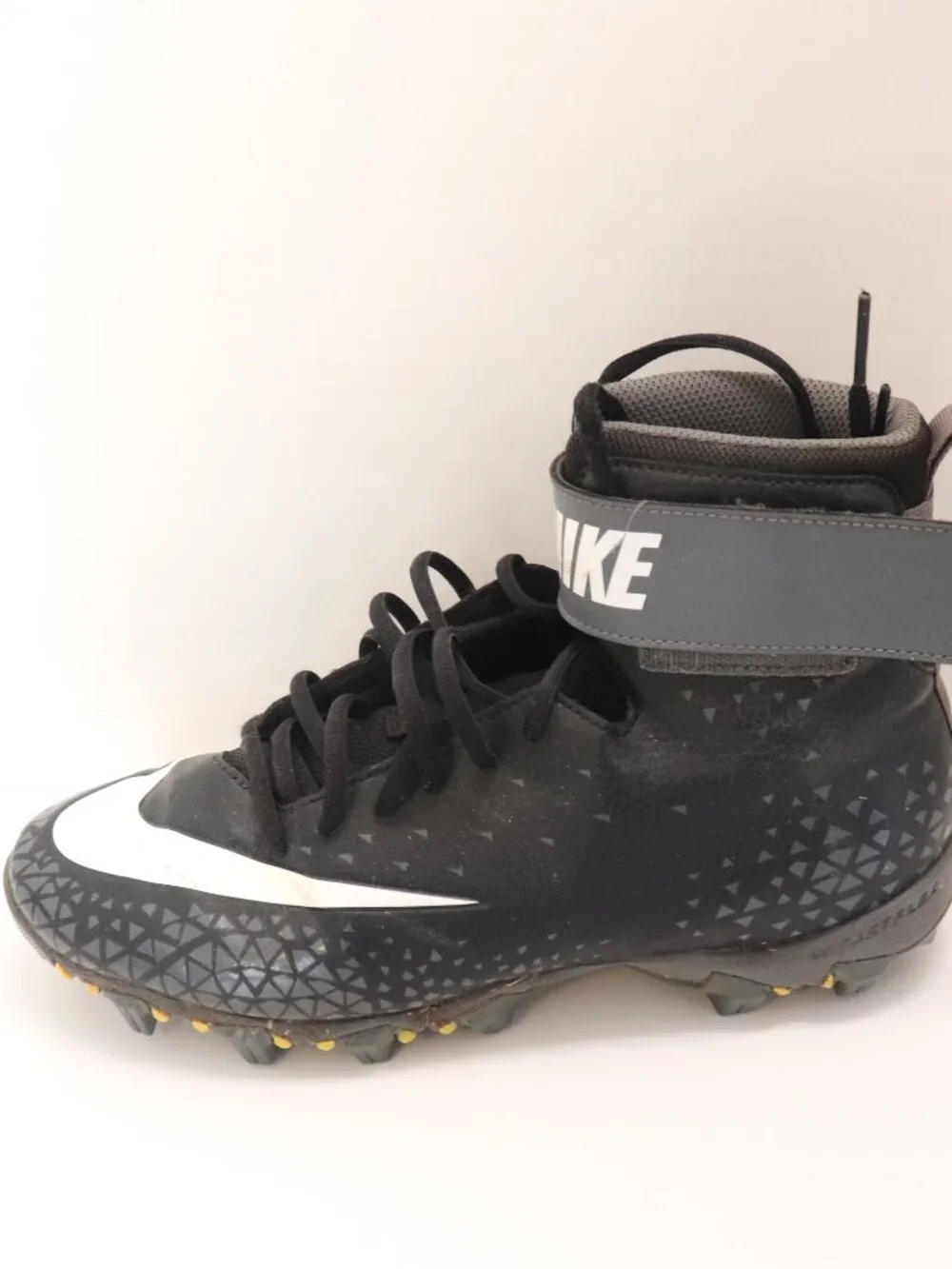 Nike Men's Football Boots Black and White Size 8 S/N 880 109 002